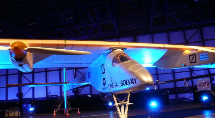 Avión solar ya cruza el océano