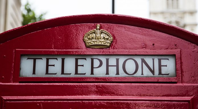 Londres cambia cabinas rojas por verdes